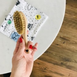 Lullalove Szczotka na ciemieniuchę z myjką - miś podróżnik | Esy Floresy